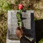Choisir une urne funéraire personnalisée de qualité : Comment rendre hommage avec respect